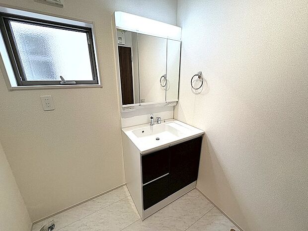 3面鏡洗面化粧台は内側に可変トレーがあり用途に合わせてトレーを移動可能です♪