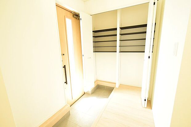 玄関エントランスも広くご家族が一斉に帰宅されても渋滞にならないですね！