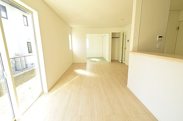 建売物件のスタンダードモデル♪16帖の広々としたリビングです。