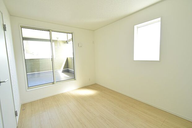 6帖のお子様部屋です。横にWICを併設しております♪