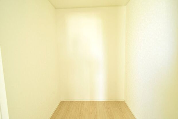 各部屋には収納スペースを設けております♪