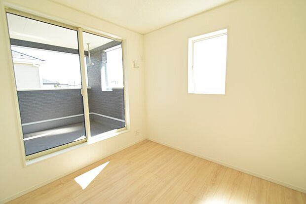 5.5帖のお子様部屋です。バルコニーに面している為、洗濯物の出し入れ可能です♪