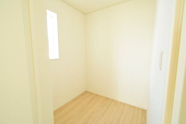 各部屋には収納スペースを設けております♪