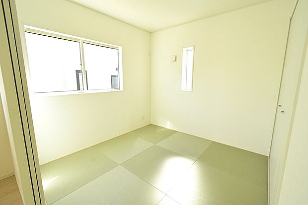4.5帖の和室です。リビングに併設されているのでお子さんのキッズスペースや客間としてご利用ください♪