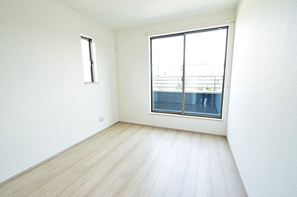 6帖のお子様部屋は窓が2窓あり、光が入りやすい設計です♪