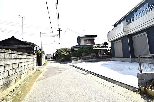 安心の4mの幅員で楽々車庫入れ可能です♪