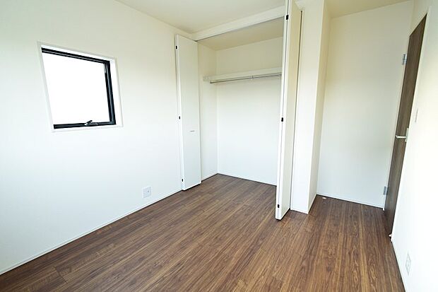 各お部屋には広々クローゼット。主寝室にはWICが併設されております。