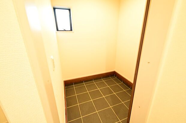 玄関横には広々としたシューズインクローゼット!棚を設置してお洒落にしてもいいですね♪