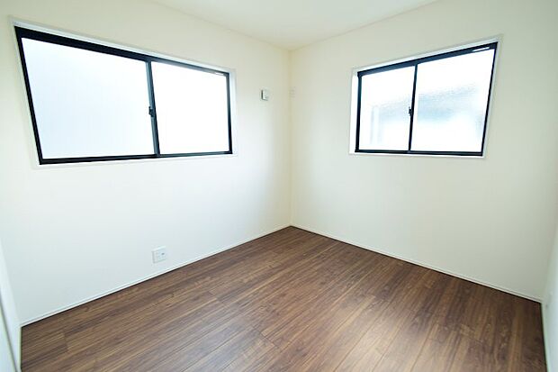 5.2帖の子供部屋です。各部屋に大きなクローゼットが設置しております♪