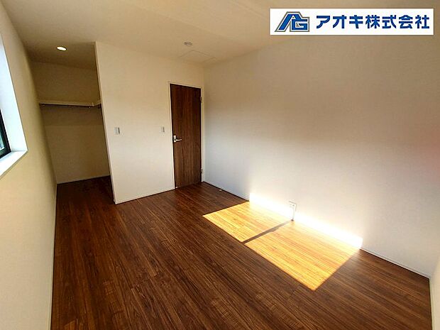 6帖の主寝室。南側に面しているので日当たり良好♪