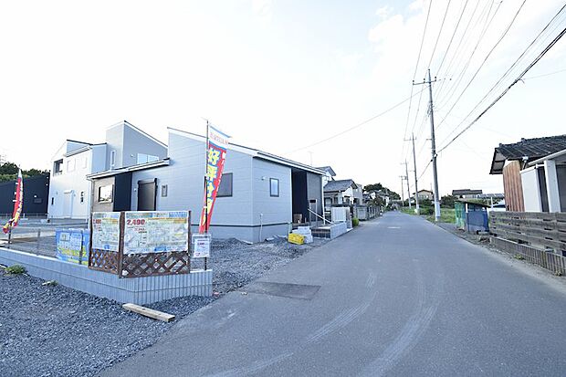 前面道路も5mもございますので、楽々車庫入れ可能です♪