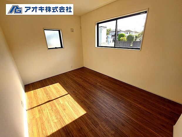 各お部屋には広々クローゼット。主寝室にはWICが併設されております。