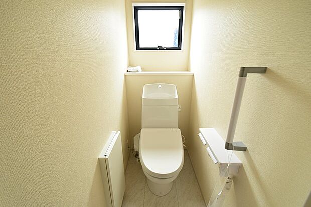 暖房・洗浄機能付きの便座になります!