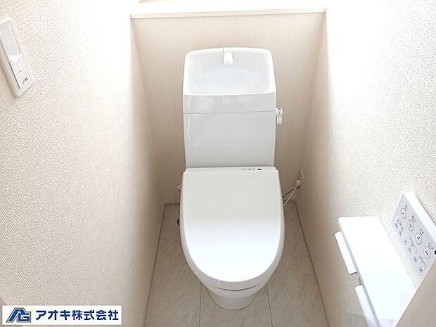 同仕様のトイレ写真です。暖房・洗浄機能付きの便座になります!