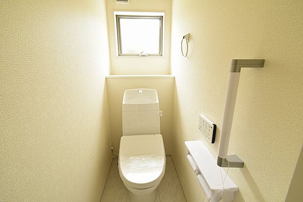 シンプルなシャワートイレです。手すりが付いており、老後も安心してご利用いただけます。※同仕様間取
