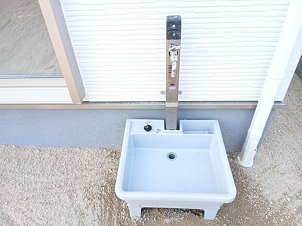 ●外水栓 カースペースの近くに外水栓を設置。お車や庭木のお手入れにご活用ください♪
