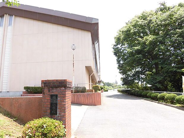 石岡市立園部小学校(910m)