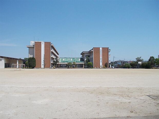 石岡市立石岡中学校（910m）