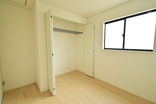 4.5帖のお子様部屋。大きな収納庫を完備しています♪