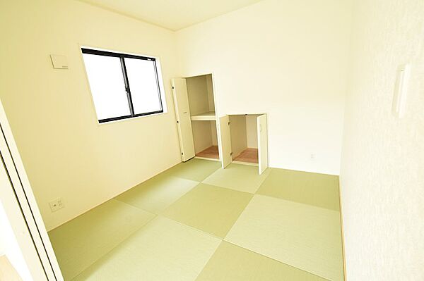 4.5帖の和室です。リビングに併設されているのでお子さんのキッズスペースや客間としてご利用ください♪
