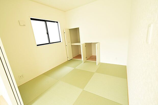 4.5帖の和室です。リビングに併設されているのでお子さんのキッズスペースや客間としてご利用ください♪