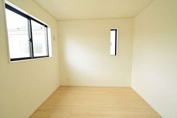 4.5帖のお子様部屋。大きな収納庫を完備しています♪