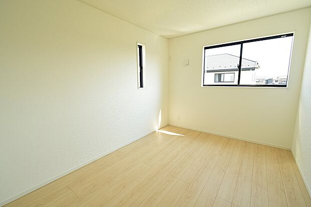 6帖の子供部屋。最近のお子様はあまり自室にいない傾向があり、大きすぎず小さすぎない間取が好まれております♪