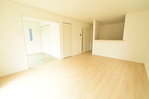 建売物件のスタンダードモデル♪16帖の広々としたリビングです。