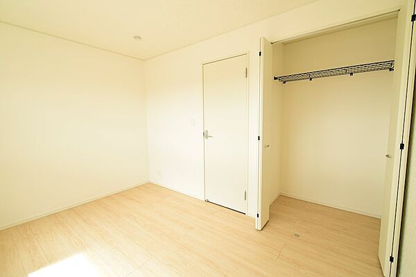 6帖のお子様部屋です。大容量クローゼット付き♪