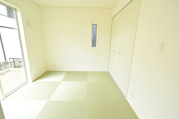 4.5帖の和室です。リビングに併設されているのでお子さんのキッズスペースや客間としてご利用ください♪