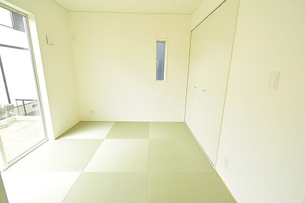 4.5帖の和室です。リビングに併設されているのでお子さんのキッズスペースや客間としてご利用ください♪