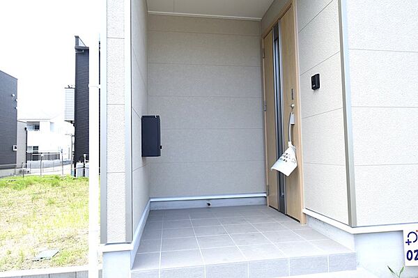 玄関を奥まった配置にし、2階部分が屋根のようになる設計なので、雨の日も落ち着いて鍵の開け閉めができます。