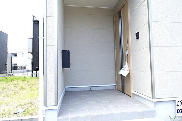 玄関を奥まった配置にし、2階部分が屋根のようになる設計なので、雨の日も落ち着いて鍵の開け閉めができます。