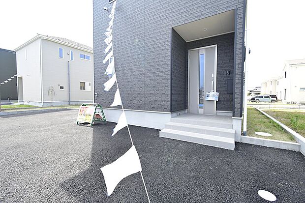1日中明るい玄関です♪
