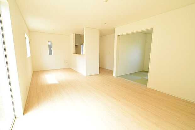 建売物件のスタンダードモデル♪16帖の広々としたリビングです。