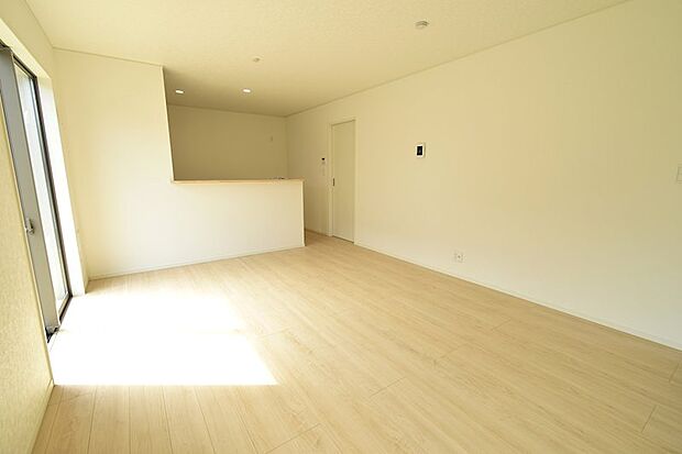 建売物件のスタンダードモデル♪16帖の広々としたリビングです。