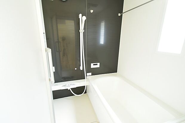 浴室乾燥機能付き浴槽(断熱仕様)翌朝にはカラッと乾いてお手入れもラクラクです。