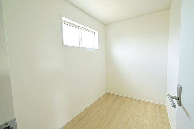 主寝室から繋がる納戸はたっぷりの収納スペースとしても重宝します。