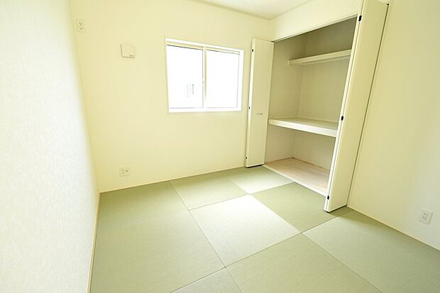 4.5帖の和室です。リビングに併設されているのでお子さんのキッズスペースや客間としてご利用ください♪