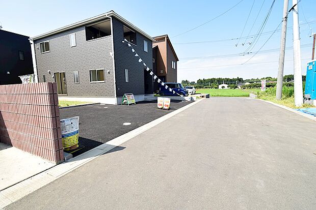 分譲地専用の道路なので安心して車庫入れ可能です♪