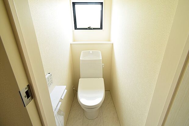 シンプルなシャワートイレです。手すりが付いており、老後も安心してご利用いただけます。