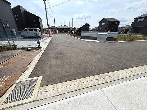 開発分譲されたエリアなので広々6m道路です♪ここの分譲地の方以外はほとんど使用しないので安心して車庫入れ可能です♪歩いて10秒でごみ集積所にも行けるのもポイントです!