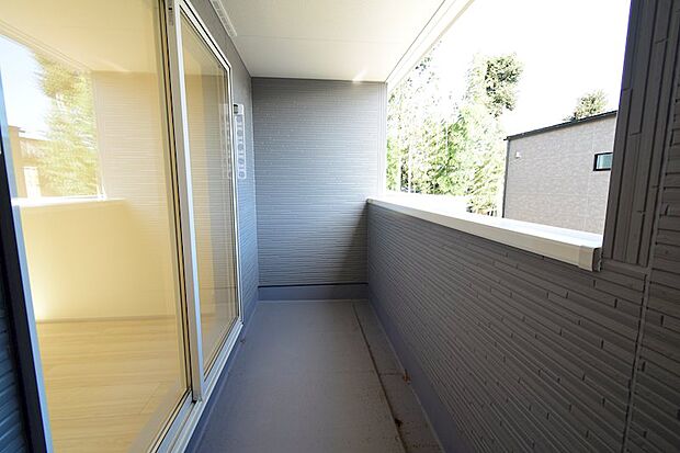 ●バルコニー 主寝室とお子様部屋にそれぞれバルコニーを設置、洗濯物やお布団干しに活用いただけます♪