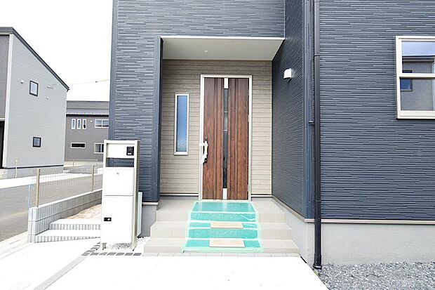 ガラスラインのあるドアを設置。光を吸収し一日中明るい玄関となります♪
