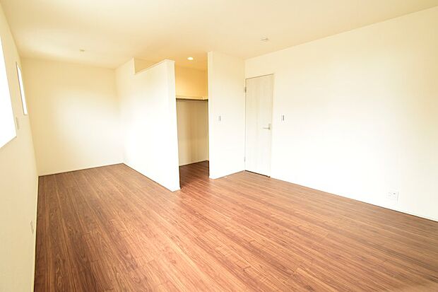 ●主寝室(10帖)ご家族やご夫婦でご活用されても丁度いい広々間取りです。