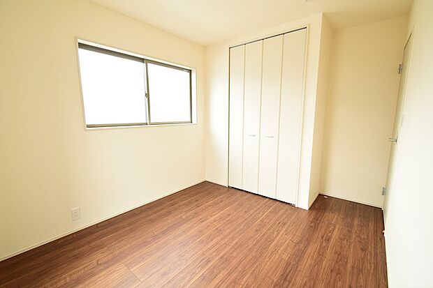 ●子供部屋(5.2帖) お子様が巣立った後の事も考えコンパクトな部屋が主流になってきました。