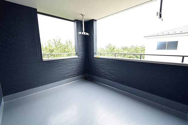 ●バルコニー 大きなバルコニーがご家族の衣類を干すだけではなく園芸や夏場のプールにご活用いただけます。