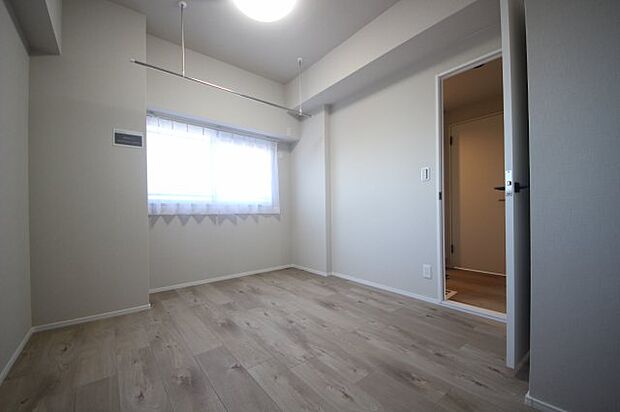 約5.5帖の洋室です！白を基調にした清潔感のあるお部屋です。