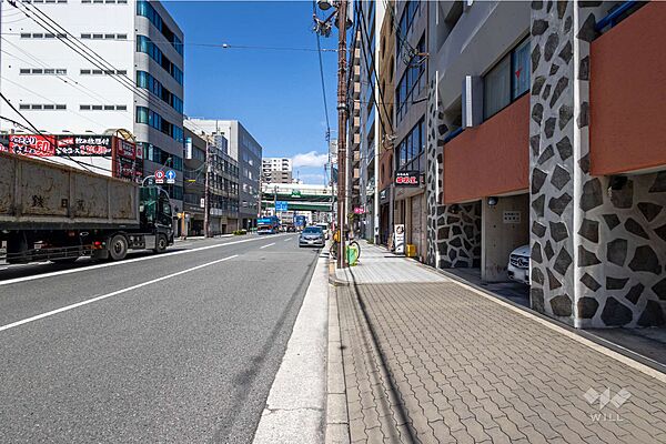 敷地西側の前面道路