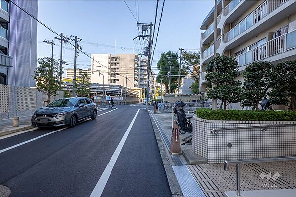 敷地の東側前面道路（南側から）